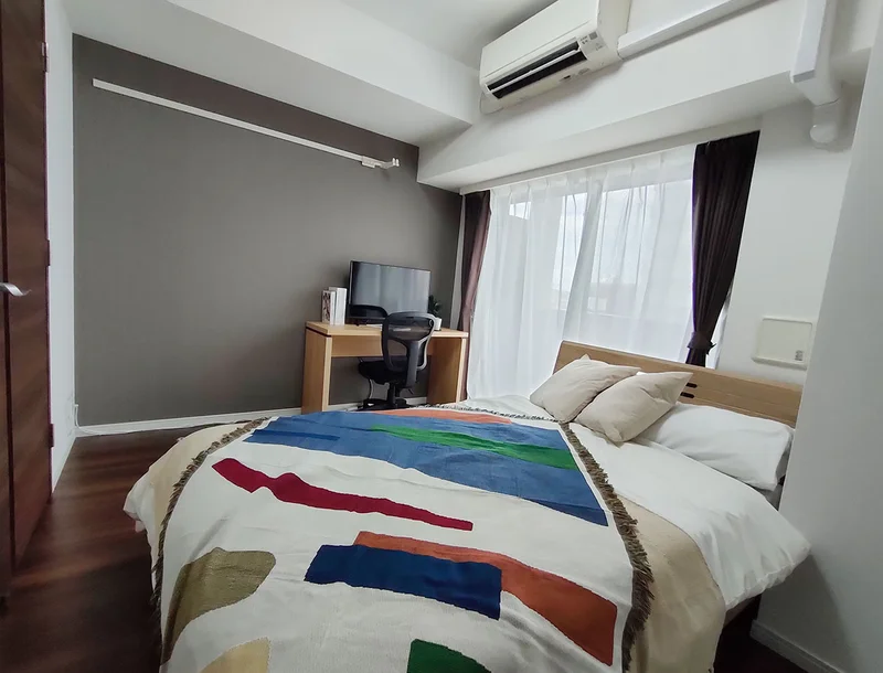 写真はお部屋のイメージです。ラグなどの室内装飾はございません。