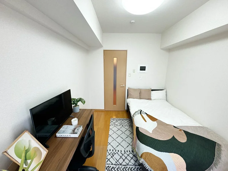 写真はお部屋のイメージです。ラグなどの室内装飾はございません。