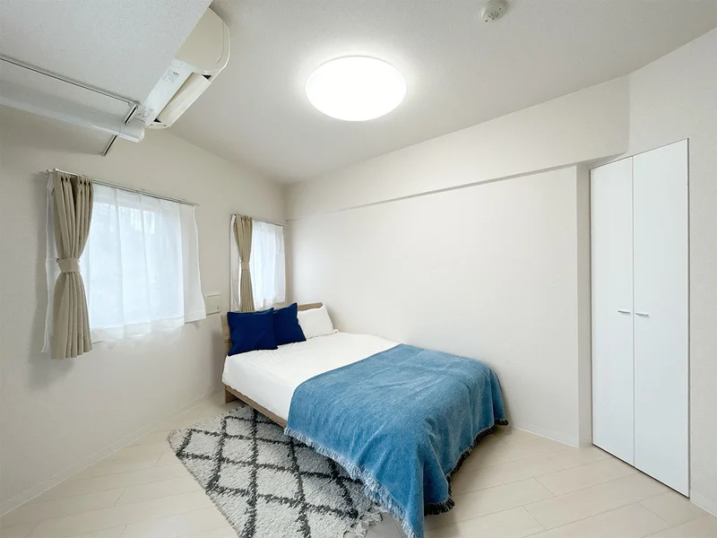 写真はお部屋のイメージです。ラグなどの室内装飾はございません。