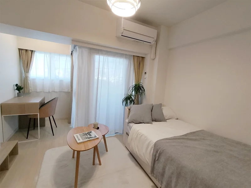 写真はお部屋のイメージです。ラグなどの室内装飾はございません。