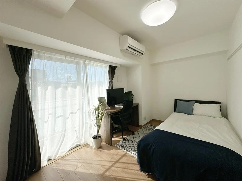 写真はお部屋のイメージです。ラグなどの室内装飾はございません。