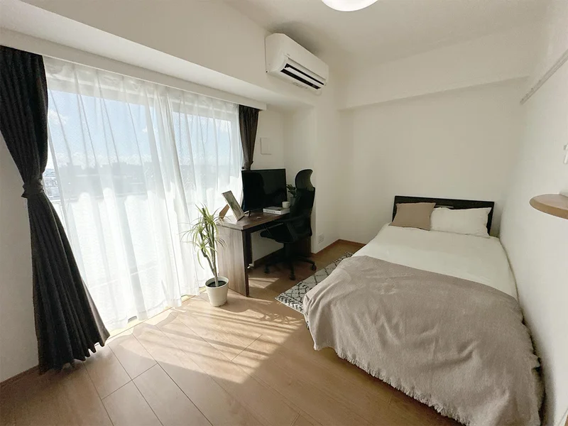 写真はお部屋のイメージです。ラグなどの室内装飾はございません。