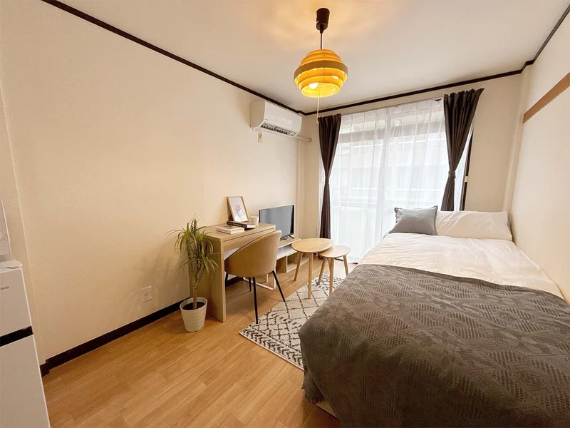 写真はお部屋のイメージです。ラグなどの室内装飾はございません。