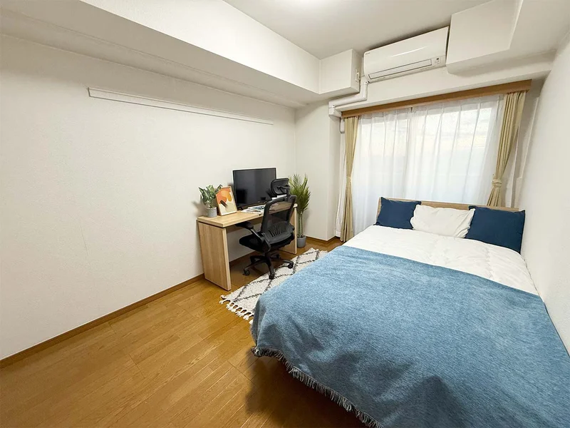 写真はお部屋のイメージです。ラグなどの室内装飾はございません。