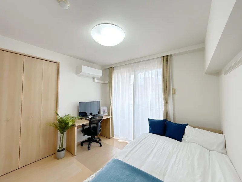 写真はお部屋のイメージです。ラグなどの室内装飾はございません。