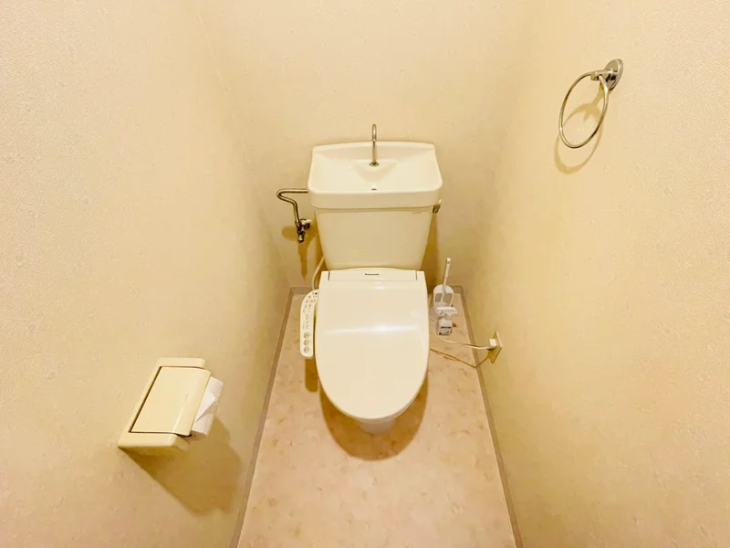ウォシュレットつきのトイレです。老若男女皆様に安心してご利用いただけますね☆トイレにもトイレ用洗剤とトイレ用ブラシをご用意しておりますので長期ご利用の場合の気になる汚れなどもお掃除して頂けます＾＾