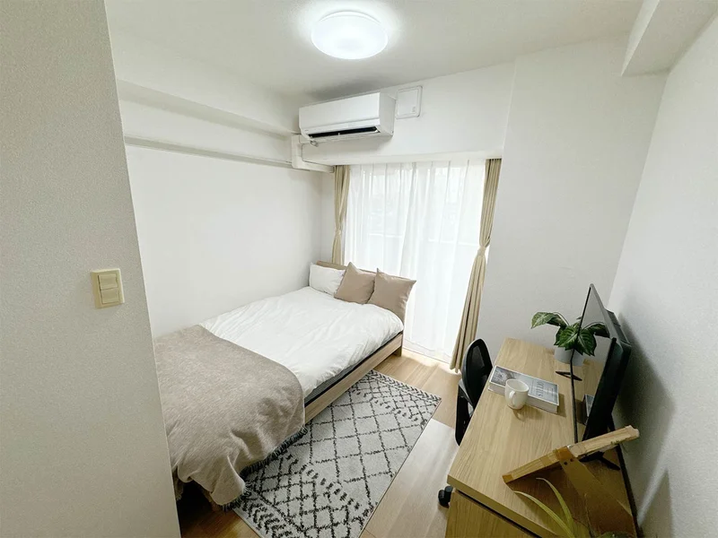 写真はお部屋のイメージです。ラグなどの室内装飾はございません。
