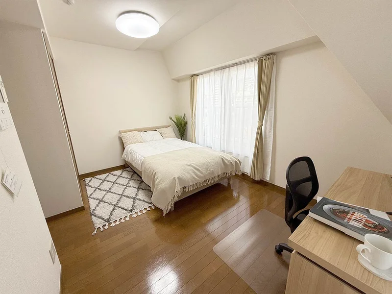 写真はお部屋のイメージです。ラグなどの室内装飾はございません。