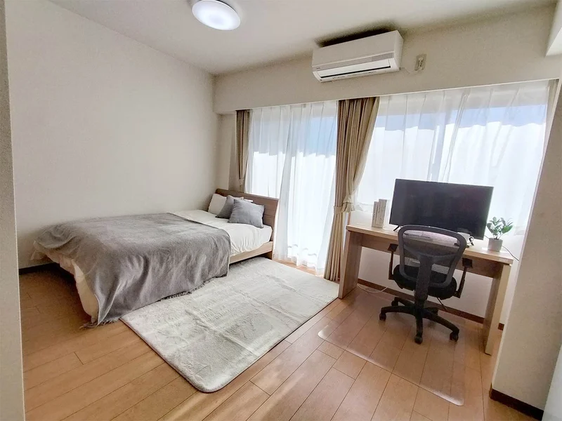 写真はお部屋のイメージです。ラグなどの室内装飾はございません。