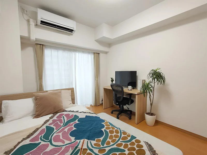 写真はお部屋のイメージです。ラグなどの室内装飾はございません。