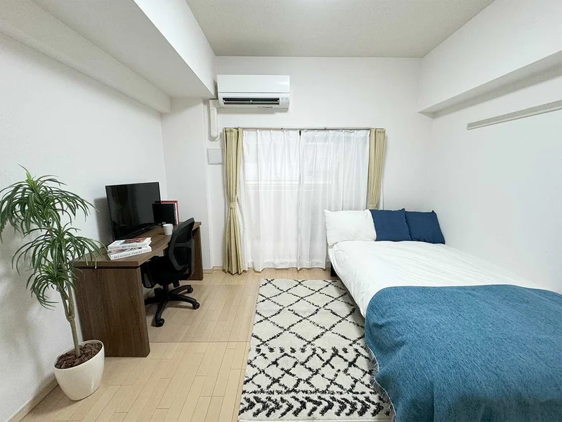 写真はお部屋のイメージです。ラグなどの室内装飾はございません。