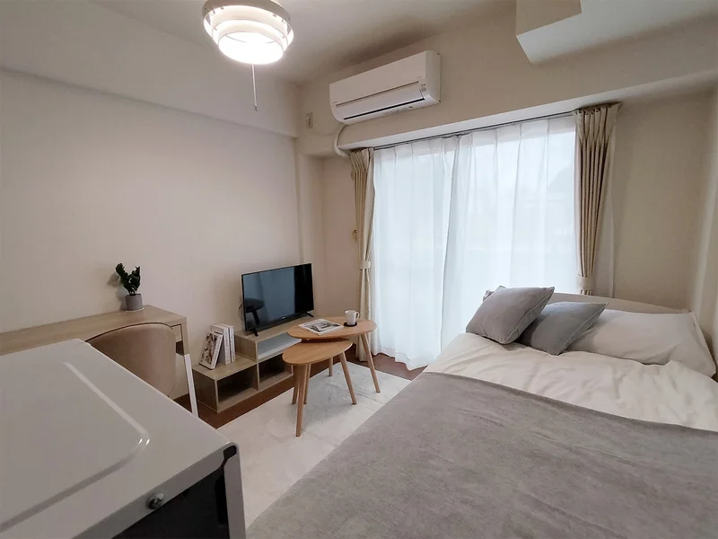 写真はお部屋のイメージです。ラグなどの室内装飾はございません。