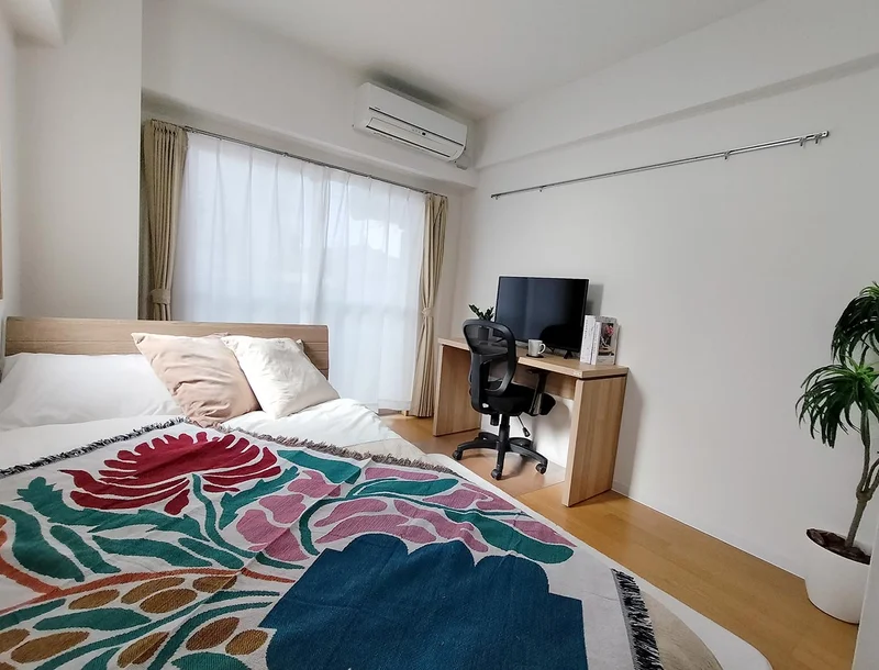 写真はお部屋のイメージです。ラグなどの室内装飾はございません。