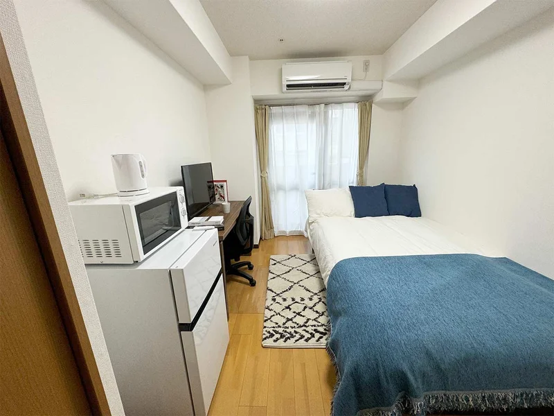 写真はお部屋のイメージです。ラグなどの室内装飾はございません。