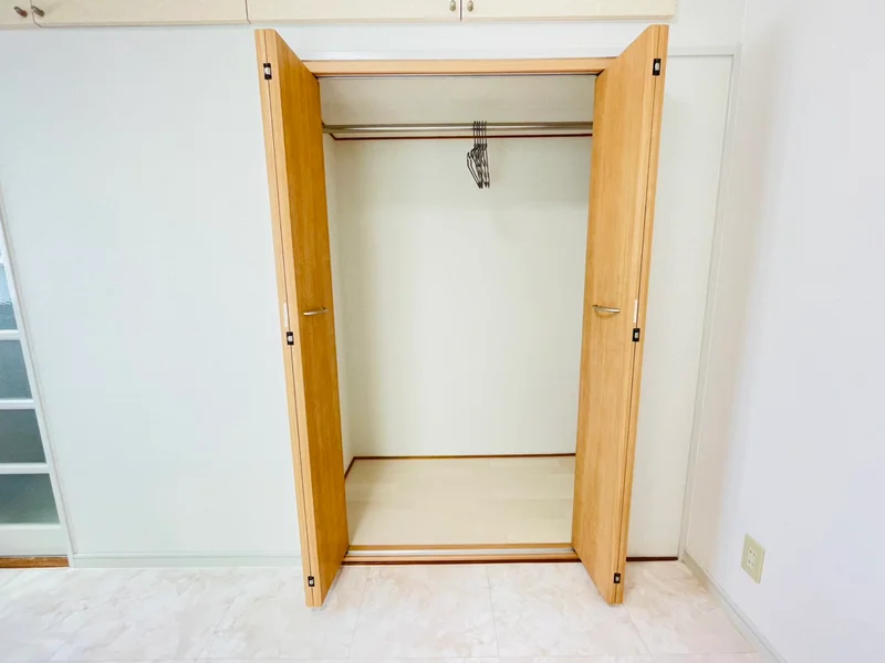 収納スペースも広く、長期滞在でも安心！！嬉しいポール付☆☆