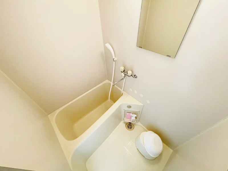 バストイレは別♪バスルームには風呂桶・風呂イス・風呂用洗剤・スポンジをご用意しておりますのでぜひご活用ください！
