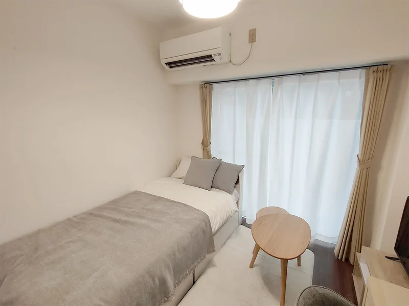写真はお部屋のイメージです。ラグなどの室内装飾はございません。