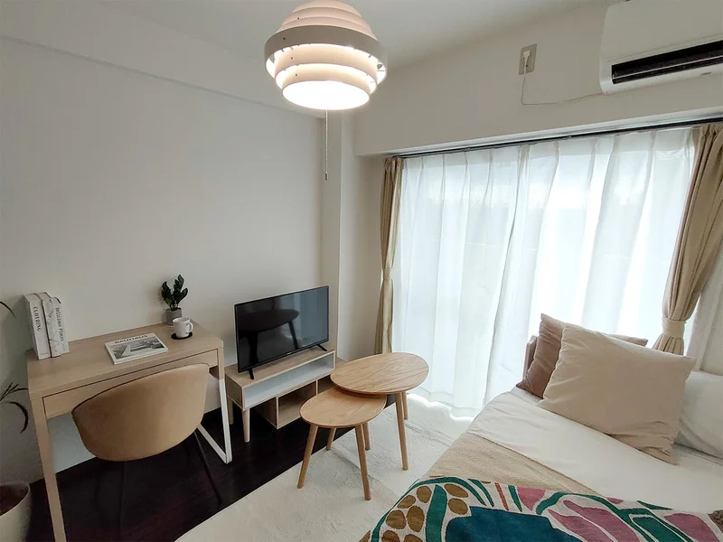 写真はお部屋のイメージです。ラグなどの室内装飾はございません。