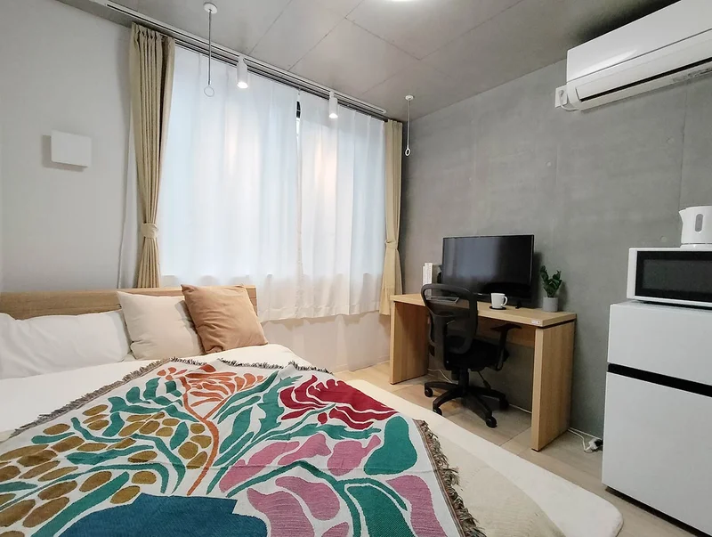 写真はお部屋のイメージです。ラグなどの室内装飾はございません。