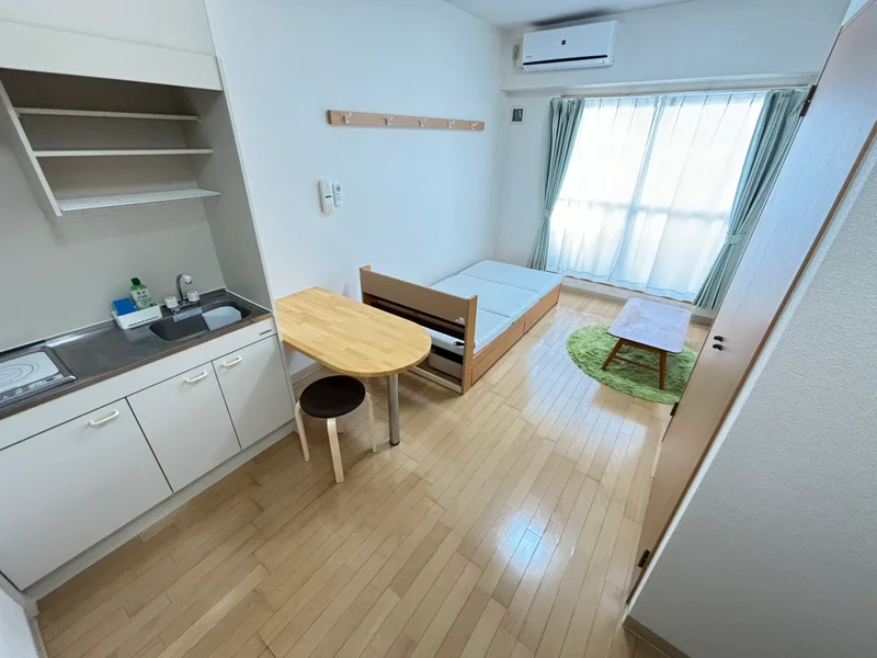 温かい雰囲気のお部屋！自宅で暮らすようなゆったりとした空間が魅力的♪出張の方はもちろん、学生さんや観光でいらっしゃる方にもSマンスーのお部屋は家具・家電・備品の充実度が高いため大変ご好評いただいております。