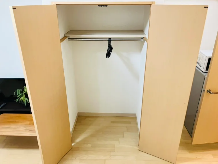収納スペースも広く、長期滞在でも安心！！嬉しいポール付☆☆