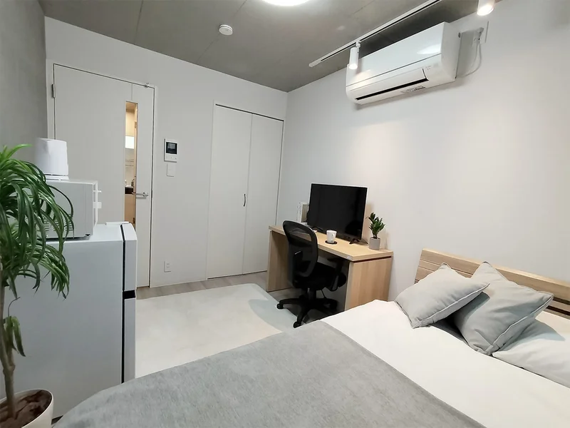 写真はお部屋のイメージです。ラグなどの室内装飾はございません。