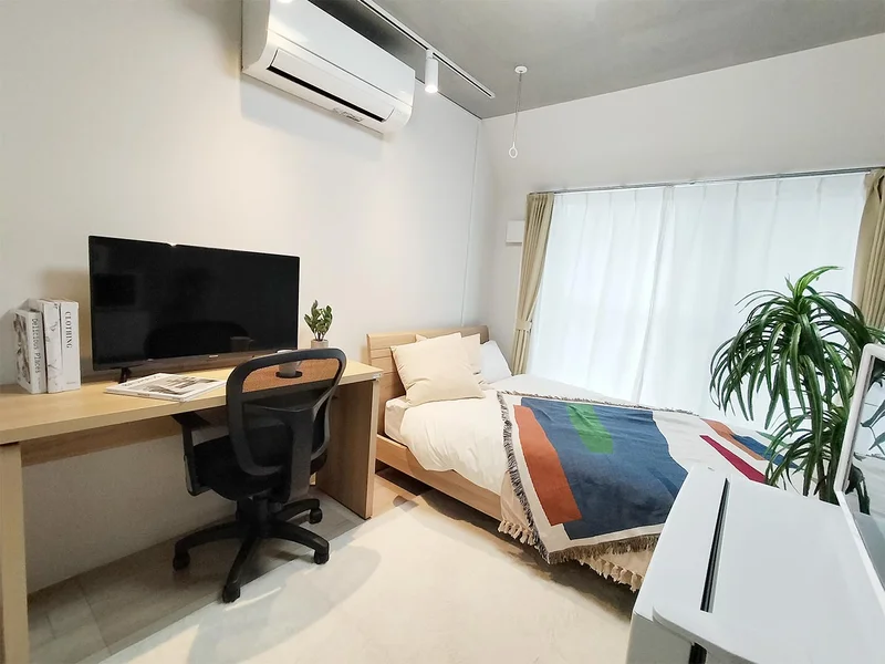 写真はお部屋のイメージです。ラグなどの室内装飾はございません。