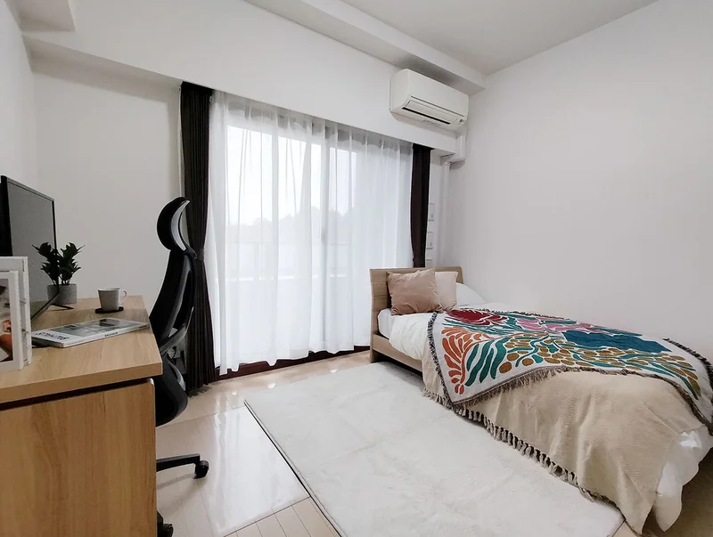 写真はお部屋のイメージです。ラグなどの室内装飾はございません。