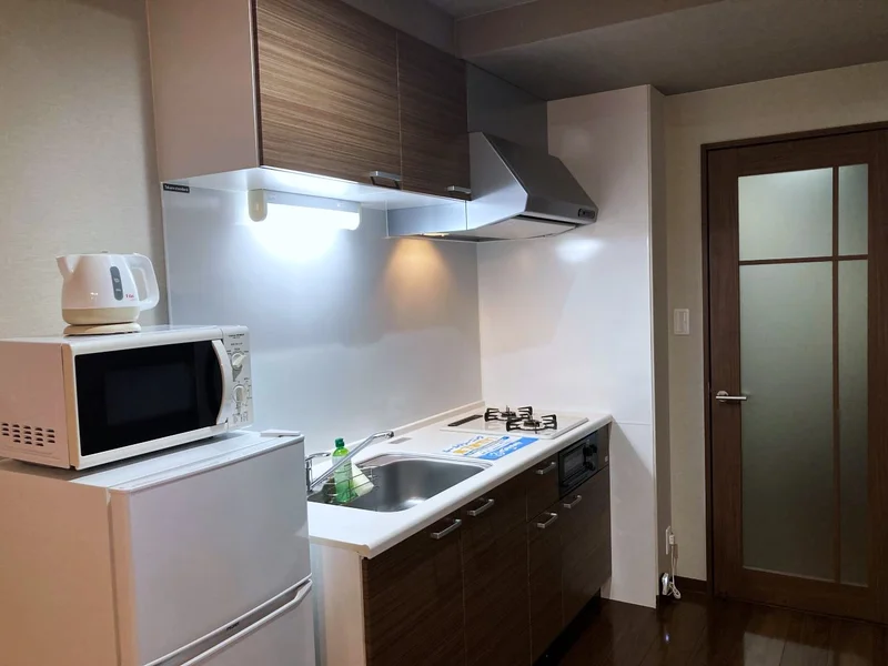 広々と使えるキッチンで　調理器具や食器など標準品のため即日自炊可能！　冷蔵庫や電子レンジ・電機ケトル等家電もラインナップ！