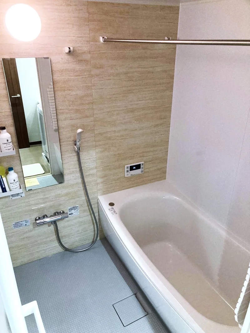 広々浴槽で　湯船につかってゆったりと一日の疲れを落としていただけます　シャンプーコンディショナー・ボディーソープなどすべて標準品です！