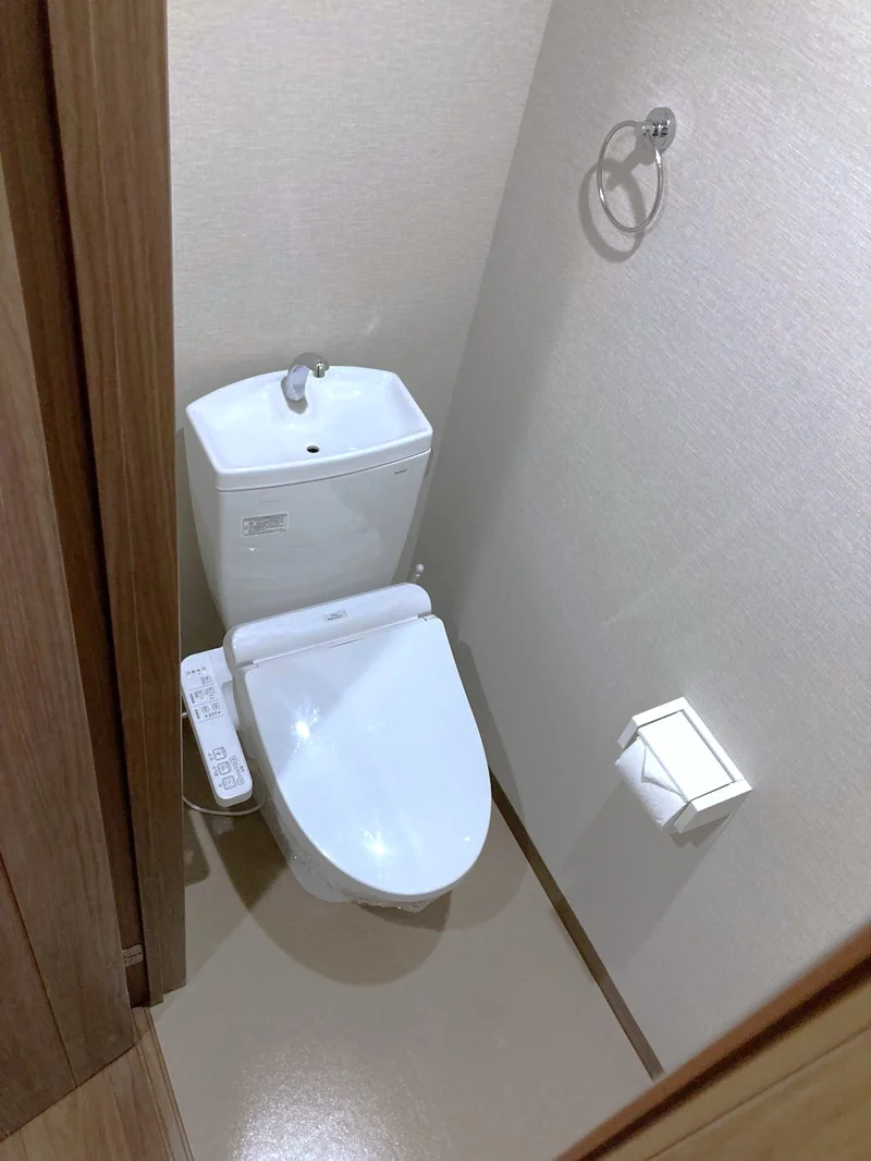 温水洗浄便座で愛好家にも嬉しい！　洗剤やトイレブラシなどもあり　清潔に保っていただけます。