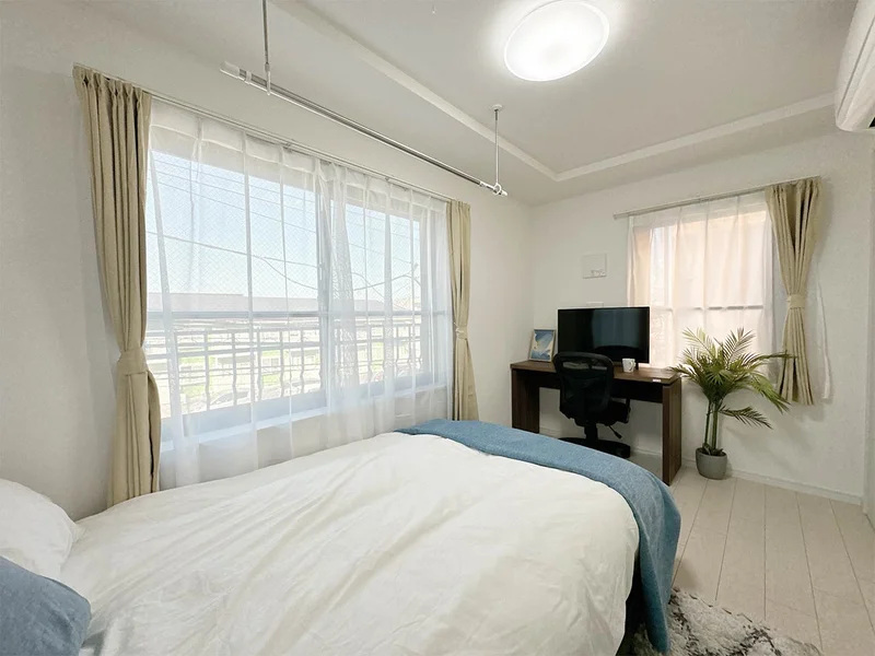 写真はお部屋のイメージです。ラグなどの室内装飾はございません。