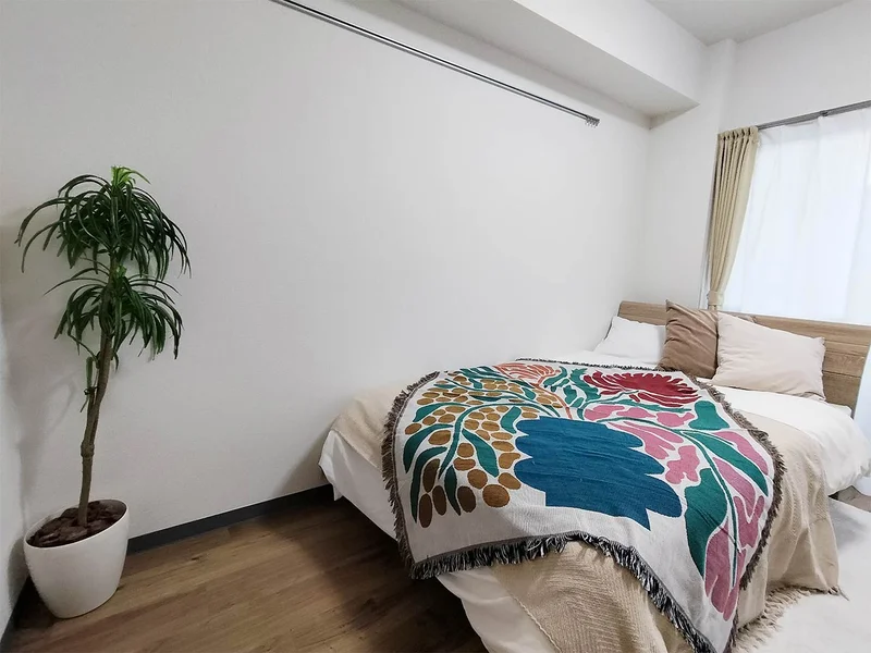 写真はお部屋のイメージです。ラグなどの室内装飾はございません。