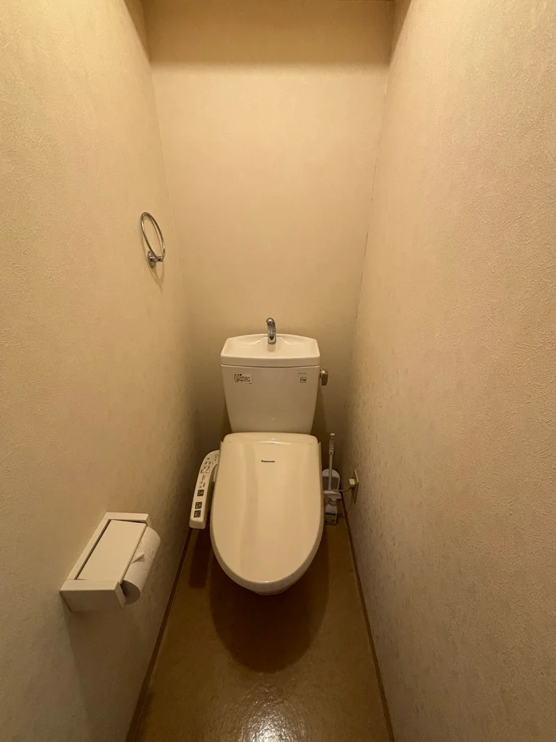ウォシュレットつきのトイレです。老若男女皆様に安心してご利用いただけますね☆トイレにもトイレ用洗剤とトイレ用ブラシをご用意しておりますので長期ご利用の場合の気になる汚れなどもお掃除して頂けます＾＾