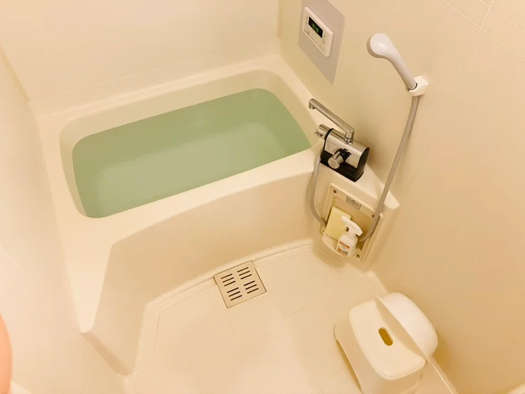 バストイレは別♪バスルームには風呂桶・風呂イス・風呂用洗剤・スポンジをご用意しておりますのでぜひご活用ください！