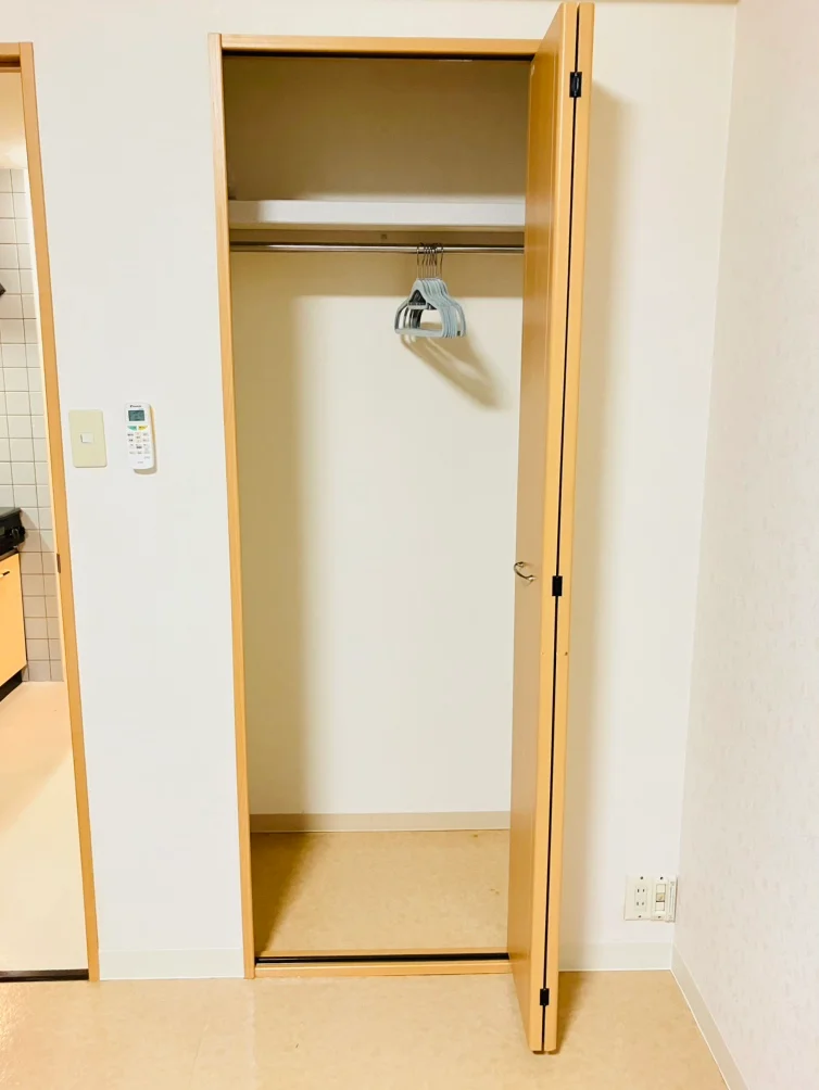 収納スペースも広く、長期滞在でも安心！！嬉しいポール付☆☆