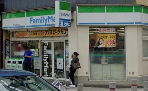 ファミリーマート 金山駅前店まで徒歩3分、240ｍ