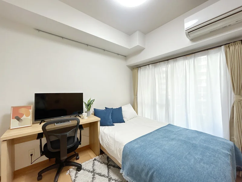 写真はお部屋のイメージです。ラグなどの室内装飾はございません。