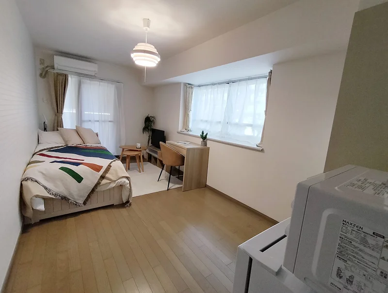 写真はお部屋のイメージです。ラグなどの室内装飾はございません。