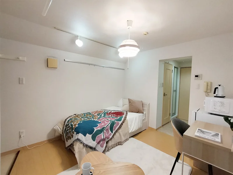 写真はお部屋のイメージです。ラグなどの室内装飾はございません。
