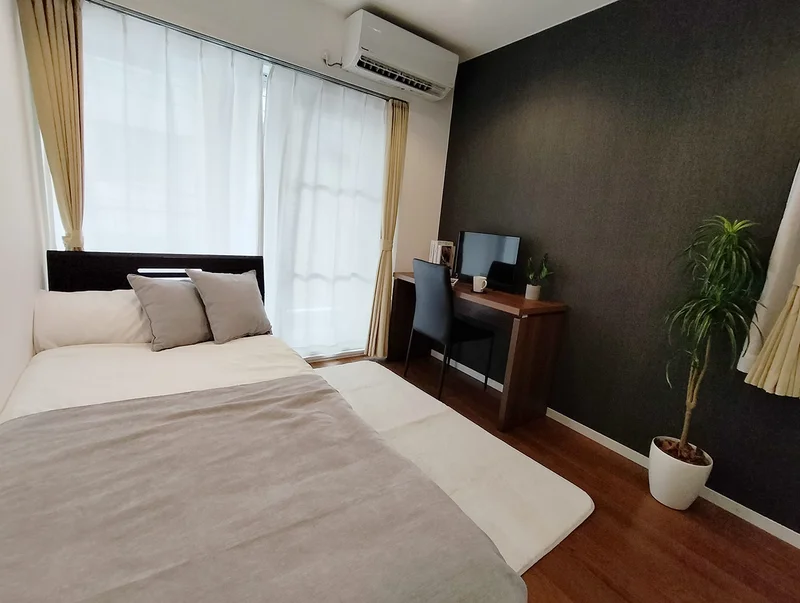 写真はお部屋のイメージです。ラグなどの室内装飾はございません。