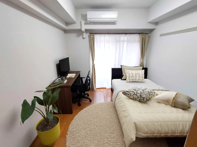 写真はお部屋のイメージです。ラグなどの室内装飾はございません。