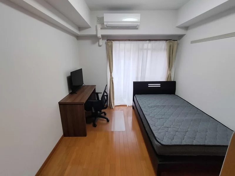 写真はお部屋のイメージです。ラグなどの室内装飾はございません。