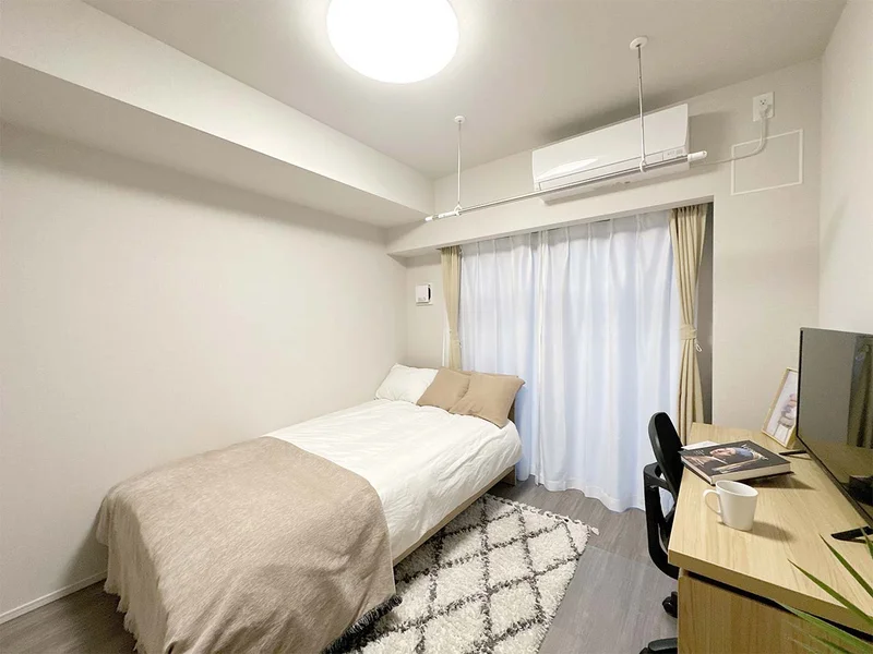 写真はお部屋のイメージです。ラグなどの室内装飾はございません。