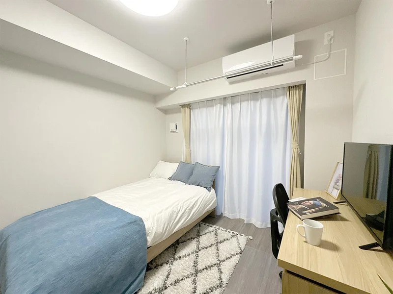 写真はお部屋のイメージです。ラグなどの室内装飾はございません。