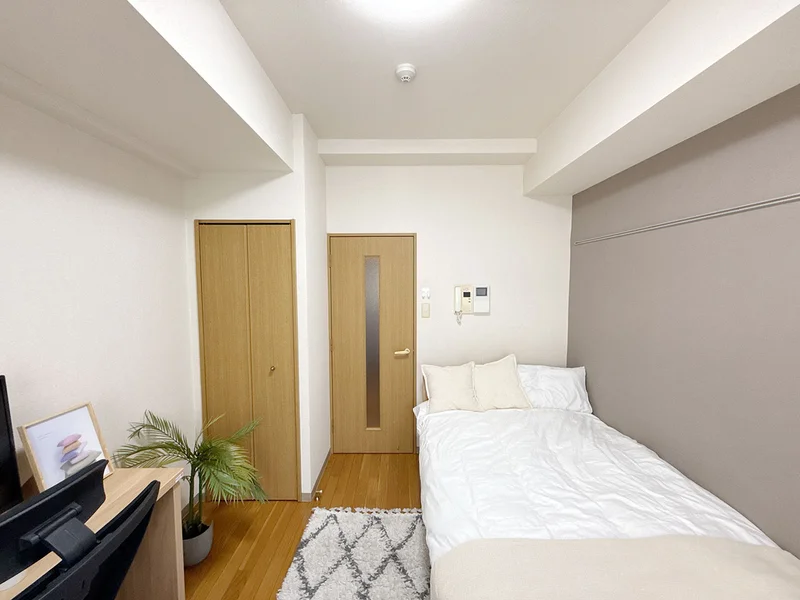 写真はお部屋のイメージです。ラグなどの室内装飾はございません。