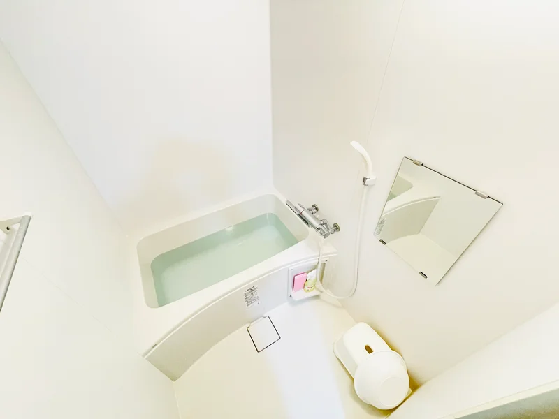 バストイレは別♪バスルームには風呂桶・風呂イス・風呂用洗剤・スポンジをご用意しておりますのでぜひご活用ください！