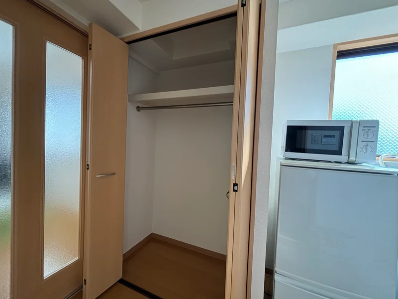収納スペースも広く、長期滞在でも安心！！嬉しいポール付☆☆