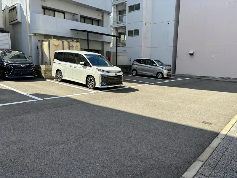 駐車場は広く大型車でも停めやすいです！