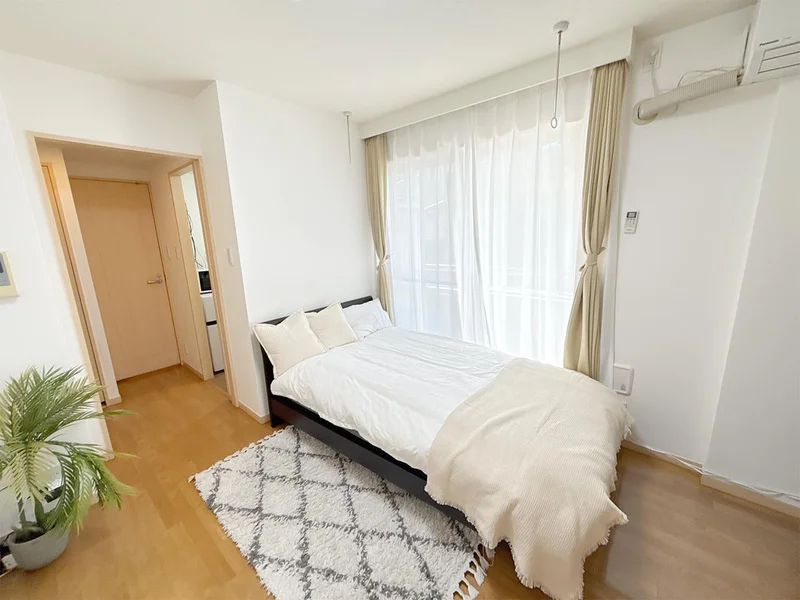 写真はお部屋のイメージです。ラグなどの室内装飾はございません。